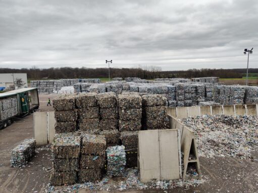 450 balles de plastique arrivent quotidiennement au centre de recyclage
